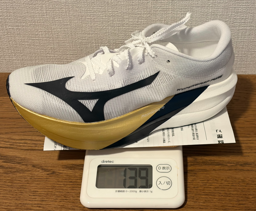 デジタルスケールで計測したハイパーワープピュア（26cm）の重量。表示は139g。