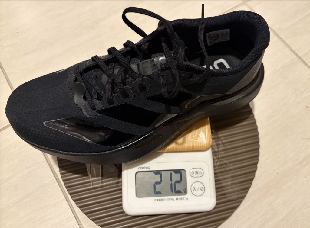 デジタルスケールで計測したADIZERO EVO SL（25.5cm）の重量。表示は212g。