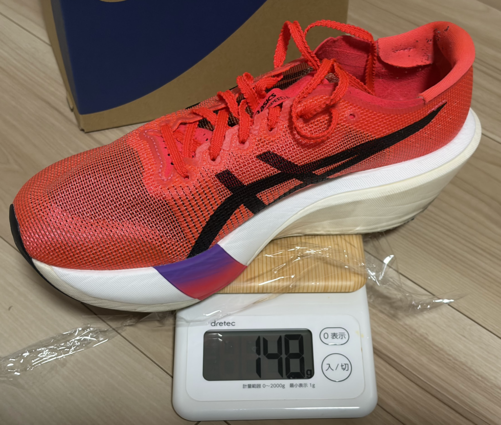 デジタルスケールで計測したMetaSpeed Edge Tokyo(26cm)の重量。表示は148g。