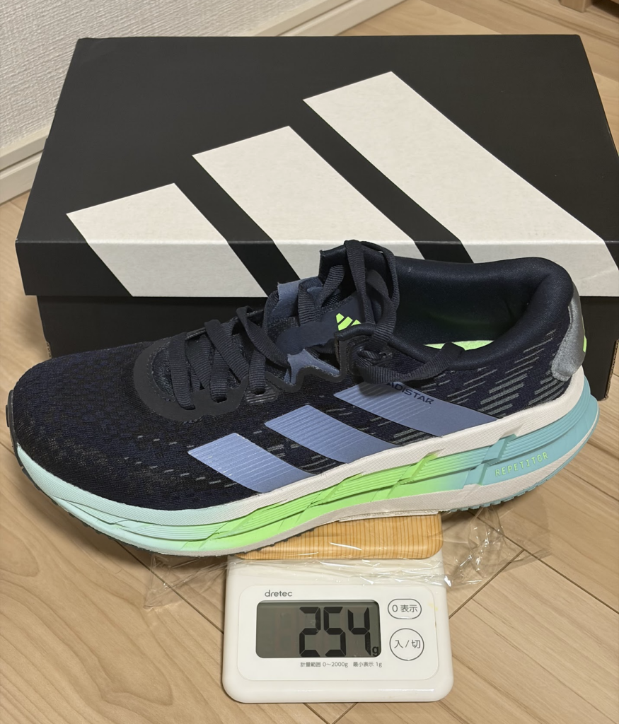 デジタルスケールで計測したアディスター4（26cm）の重量。表示は254g。