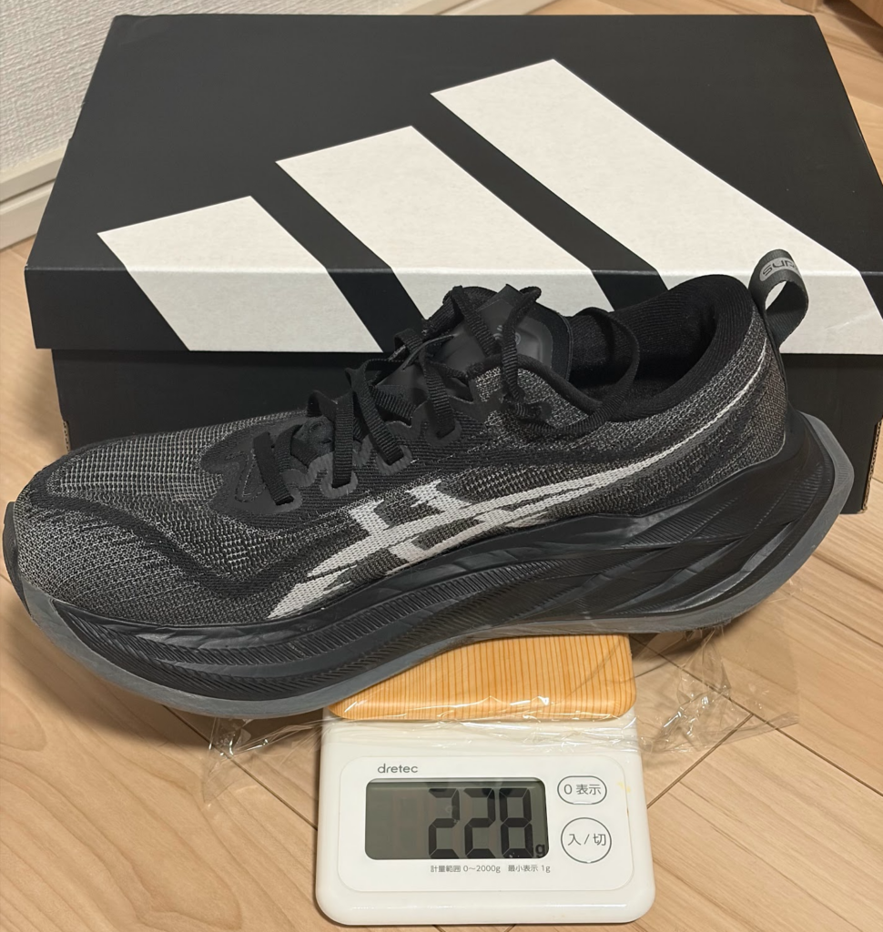 デジタルスケールで計測したスーパーブラスト2(26cm)の重量。表示は228g。