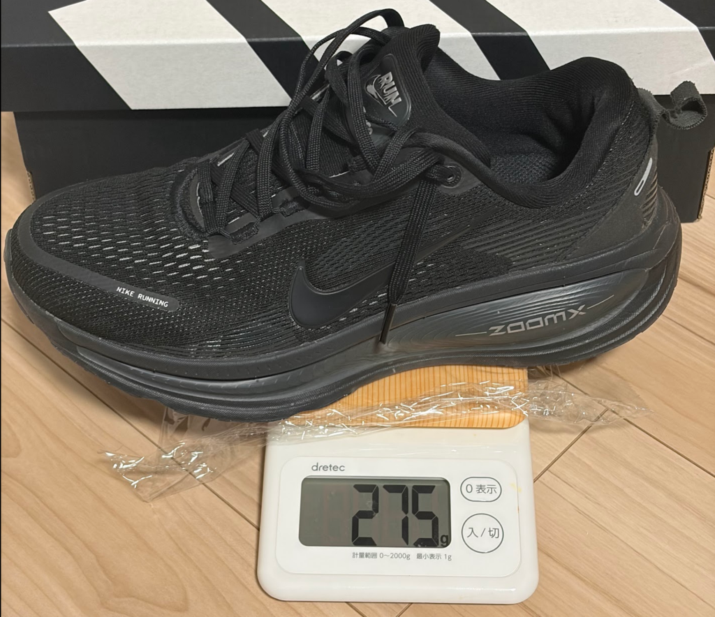 デジタルスケールで計測したVomero18(25.5cm)の重量。表示は275g。