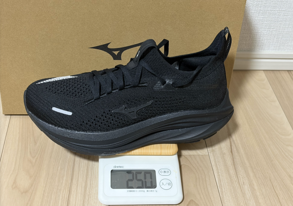 デジタルスケールで計測したネオビスタ3(26cm)の重量。表示は250g。